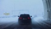 ВОЗАЧИ, ОПРЕЗ КОД ТУНЕЛА: На ауто-путу возила се спорије крећу због снега