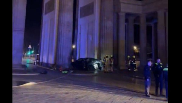 ВОЗАЧ СМРТНО СТРАДАО: Ужасне сцене у Берлину, аутомобилом се забио у Бранденбуршку капију