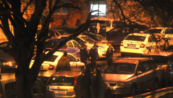 ПОЛИЦАЈАЦ УБИО НАОРУЖАНОГ РАЗБОЈНИКА: Осумњичени за разбојништво насрнуо на полицију пиштољем, блокиран део Карабурме (ФОТО)