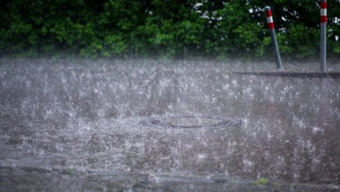 РХМЗ РАНО ЈУТРОС ИЗДАО УПОЗОРЕЊЕ: Ево када нас очекују пљускови, град и олујни ветар