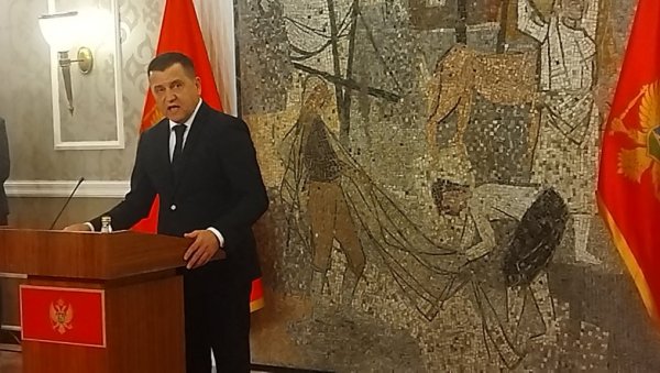 УПРКОС СУМЊАМА У НЕЗАКОНИТОСТИ: Професорима уручено признање Октоих