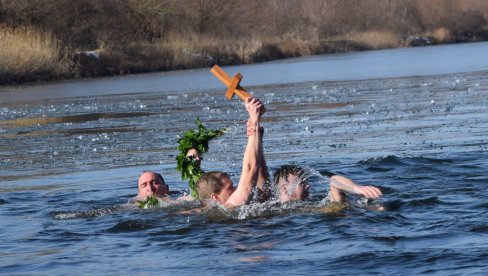 PLIVANJE ZA ČASNI KRST: Bogojavljenje obeležavaju vernici na jezeru kod Rekovca