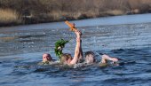 ПЛИВАЊЕ ЗА ЧАСНИ КРСТ: Богојављење обележавају верници на језеру код Рековца