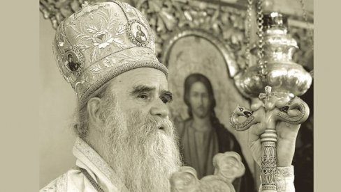 ОТКРИВЕН СПОМЕНИК МИТРОПОЛИТУ АМФИЛОХИЈУ У КОЛАШИНУ: Његови лик и дело остаће записани у историји