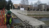 СВИМА ТЕШКО ПРЕКО ЦРНИЦЕ: Уклањање пешачких мостова у Параћину,  уз припреме за изградњу нових