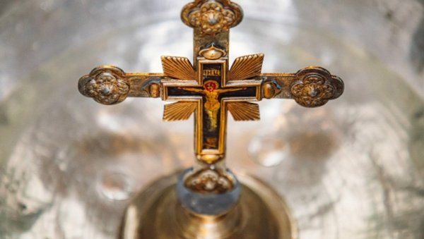 ДАНСКА НА НОГАМА: 50.000 људи устало да одбрани хришћански празник