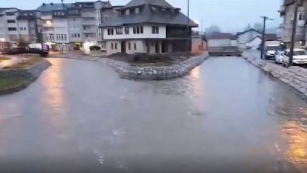ОБИЛНЕ ПАДАВИНЕ ИЗАЗВАЛЕ ПРОБЛЕМЕ: Излила се Грабовица, поплављени објекти у Сјеници