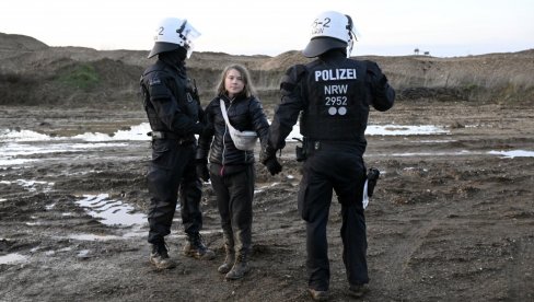POLICIJA NAS JE OBORILA NA ZEMLJU: Oglasila se Greta Tunberg nakon privođenja
