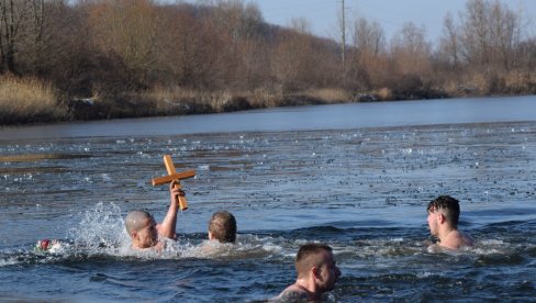 ТРАДИЦИОНАЛНО: Пливање за часни крст на Багрданско-војштанском језеру