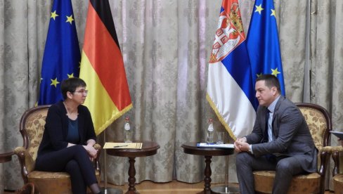 U SRPSKIM ŠKOLAMA 2.292 DECE: Ministar Ružić se sastao sa nemačkom ambasadorkom Anke Korad