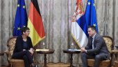 У СРПСКИМ ШКОЛАМА 2.292 ДЕЦЕ: Министар Ружић се састао са немачком амбасадорком Анке Корад