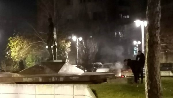 СТЕРИЈА ОПЕТ НА МЕТИ ВАНДАЛА: Хулигани у Вршцу палили ватру код споменика славном писцу (ФОТО)