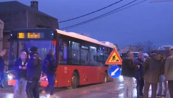 ПРВЕ СЛИКЕ КОЛАПСА У БЕОГРАДУ: Аутобус пропао кроз рупу - 10 линија у застоју (ФОТО/ВИДЕО)