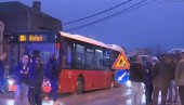 PRVE SLIKE KOLAPSA U BEOGRADU: Autobus propao kroz rupu - 10 linija u zastoju (FOTO/VIDEO)