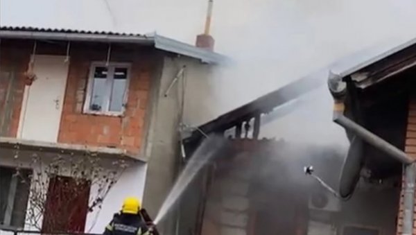 ВАТРА ГУТА КРОВОВЕ У БЕОЧИНУ: Први снимци пожара (ВИДЕО)