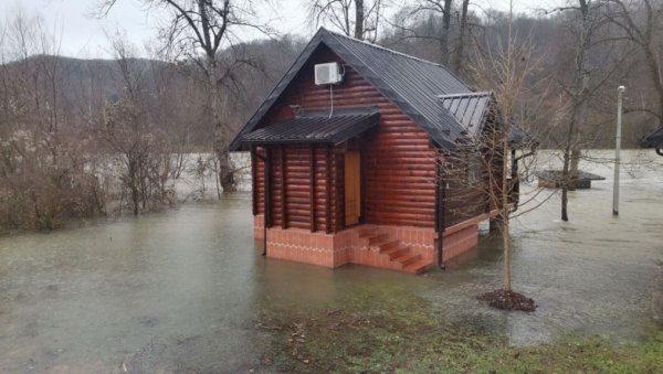 ВОДА УЛАЗИ У КУЋЕ: Дрина поплавила приобаље код Љубовије, због падавина вода не престаје да надолази (ФОТО)