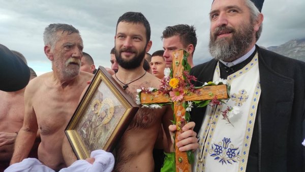 БОГОЈАВЉЕНСКО ПЛИВАЊЕ У БАРУ: Двадесетосмогодишњи Раде Калинић из Бара први је допливао до Часног крста