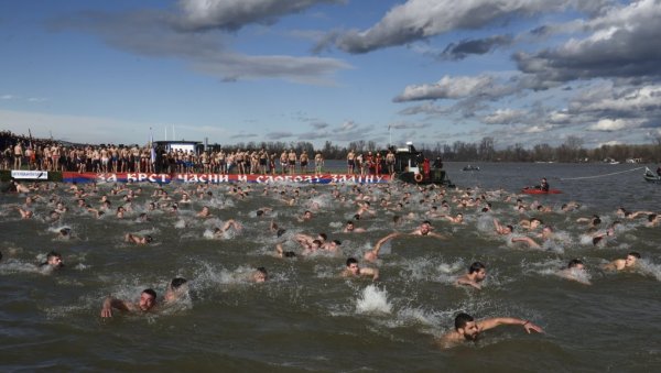 БОГ СЕ ЈАВИ! Најлепше слике из Србије - пливање за Часни крст широм земље (ФОТО)