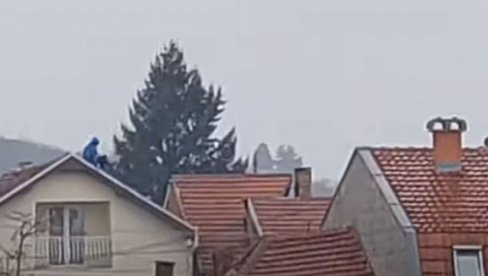 DRAMA U LESKOVCU: Tinejdžer (15) preti da će da skoči sa krova kuće - šalje poljupce policiji, drugari mu aplaudiraju (VIDEO)
