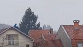 DRAMA U LESKOVCU: Tinejdžer (15) preti da će da skoči sa krova kuće - šalje poljupce policiji, drugari mu aplaudiraju (VIDEO)