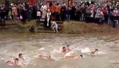 ОВДЕ СЕ ОДРЖАВА ЈЕДИНСТВЕНО ПЛИВАЊЕ ЗА ЧАСНИ КРСТ: Срби из две земље ускачу у исту реку (ФОТО)