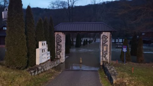 СА МРАКОМ НАДОШЛО ЈОШ ВОДЕ: Нови поплавни талас захватио приобаље код Љубовије (ФОТО)
