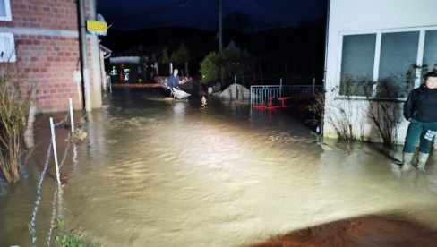 SRBI EVAKUIŠU KOMŠIJE ALBANCE: Poplave u severnom delu Kosovske Mitrovice, situacija veoma teška (FOTO)