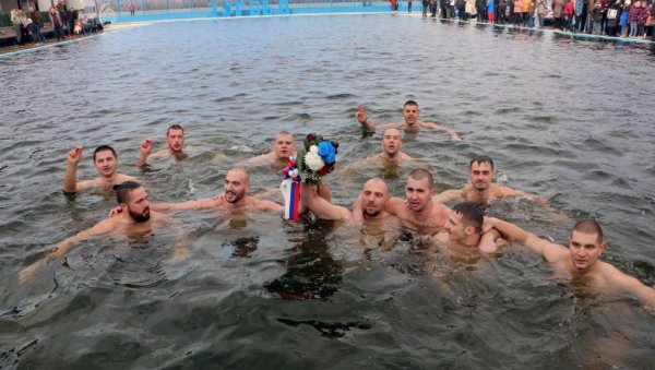 СМЕДЕРЕВО ОБЕЛЕЖИЛО БОГОЈАВЉАЊЕ: Двадесеторица момака пливала за часни крст (ФОТО)