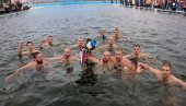 SMEDEREVO OBELEŽILO BOGOJAVLJANJE: Dvadesetorica momaka plivala za časni krst (FOTO)