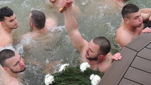VERA JE NAJJAČA SNAGA: Milorad Petković iz Deronja prvi doplivao do Časnog krsta u Odžacima