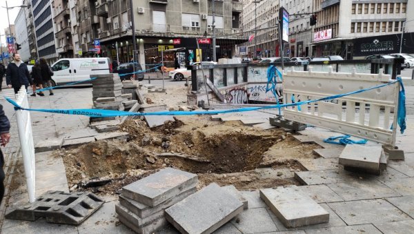 ЈЕДНО ЗАКРПЕ,  ДРУГО ПРОЦУРИ: Данима радници Водовода санирају хаварију код Дома омладине