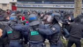 ПРАВИ РАТ НА УЛИЦАМА ПАРИЗА: Жесток окршај полиције и демонстраната током протеста против пензионе реформе (ВИДЕО)
