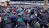 PRAVI RAT NA ULICAMA PARIZA: Žestok okršaj policije i demonstranata tokom protesta protiv penzione reforme (VIDEO)