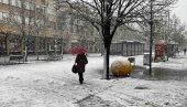 BAŠ VEJE U ZRENJANINU: Prvi sneg ove godine iznenadio Banaćane (FOTO)