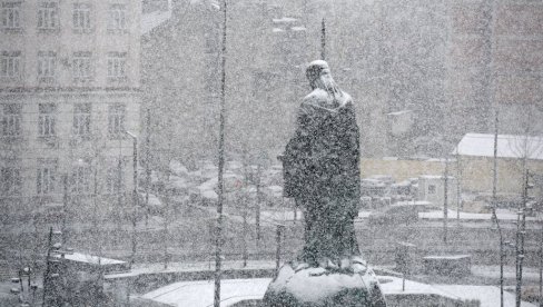 ЗАБЕЛЕО СЕ БЕОГРАД: Слике првог снега са престоничких улица (ФОТО)