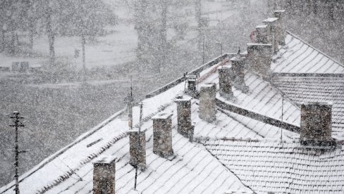 СНЕЖНИ ХАОС У РЕГИОНУ: Аутомобили остали заглављени на путу - у једном граду нападало пола метра снега (ВИДЕО)