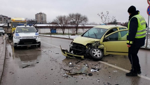 СУДАР ПУТНИЧКОГ И ПОЛИЦИЈСКОГ ВОЗИЛА У СМЕДЕРЕВУ: Цитроен ударио полицијски ауто, возачи лакше повређени