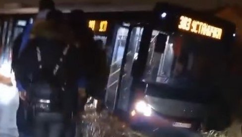 AUTOBUS PUN PUTNIKA SLETEO SA PUTA: Saobraćajna nezgoda kod Vinče, nema povređenih (VIDEO)