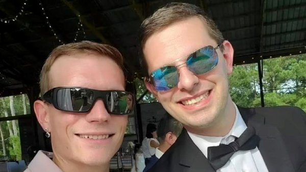 ГЕЈ ПАР ЗЛОСТАВЉАО УСВОЈЕНЕ СИНОВЕ И ПОДВОДИО ИХ: Злочин какав се не памти у Америци, полиција пронашла ужасне снимке