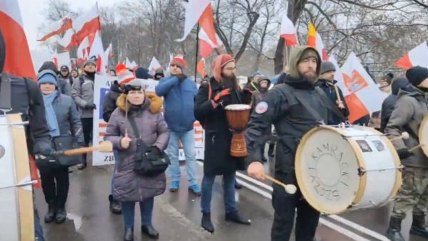 ЗАУСТАВИТЕ АМЕРИКАНИЗАЦИЈУ У Варшави одржан протест против учешћа Пољака у рату у Украјини (ВИДЕО)