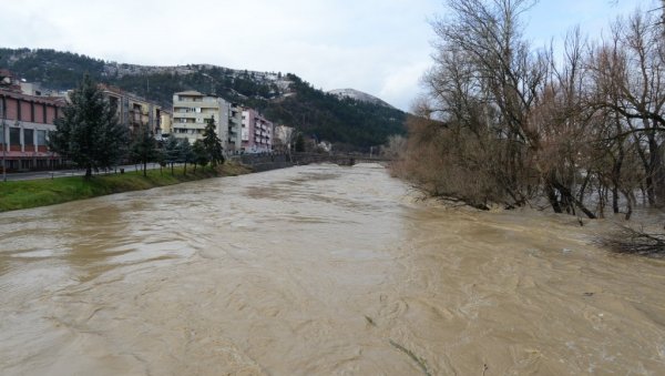 ЈОШ СЕ ТРАГА ЗА МУШКАРЦЕМ НЕСТАЛИМ У РЕЦИ РАШКИ: У Србији опада ниво река у поплављеним подручјима