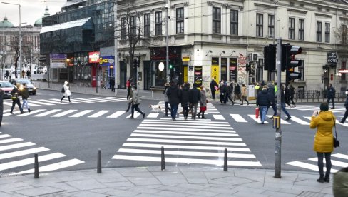 ПЕШАЦИ ЗА ОВАЈ ПРЕКРШАЈ МОГУ ДОБИТИ КАЗНУ ОД 40.000 ДИНАРА: Неопрезност скупо кошта, кажњиво је и ако имате слушалице у ушима