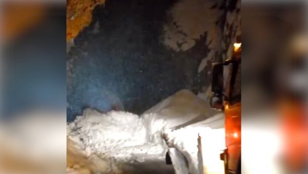 ХАОС У ЦРНОЈ ГОРИ: Смет блокирао тунел, камион се мучи да га пробије (ВИДЕО)