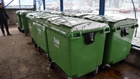 УЛАГАЊЕ У ЧИСТИЈИ ЗРЕЊАНИН: Град од Покрајине добио 700 канти и 25 контејнера за изношење отпада (ФОТО)