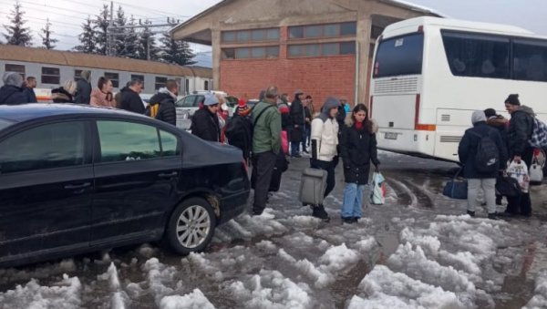 СМРЗАВАЛИ СЕ У БЛОКИРАНИМ ВОЗОВИМА:  Колапс на прузи Београд-Бар, путници у Мојковцу сатима чекали аутобусе да их превезу
