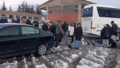 SMRZAVALI SE U BLOKIRANIM VOZOVIMA:  Kolaps na pruzi Beograd-Bar, putnici u Mojkovcu satima čekali autobuse da ih prevezu