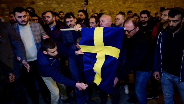 ТУРЦИ СПАЉУЈУ ШВЕДСКЕ ЗАСТАВЕ: Протести у Анкари и Истанбулу, бесни због провокације у Стокхолму