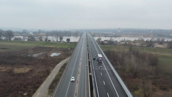 ВОЗИЛА ОПЕТ МОСТОМ КОД ОСТРУЖНИЦЕ: Петнаест месеци после почетка радова пуштена у саобраћај реконструисана веза преко Саве на обилазници