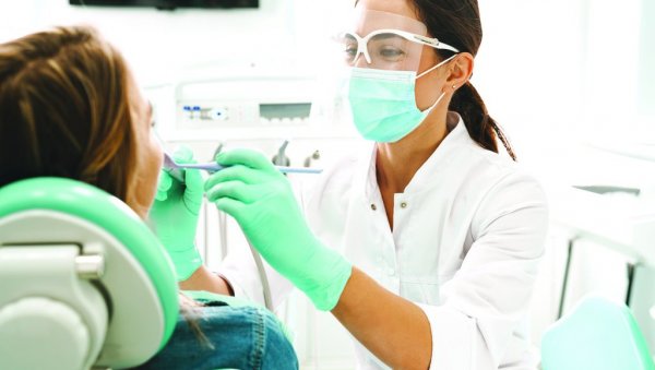 ДЕСНИ КРВАРЕ И ЗБОГ КАМЕНЦА: Упозорење стоматолога - Гингивитис се јавља и код накупљања наслага на зубима