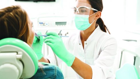 DESNI KRVARE I ZBOG KAMENCA: Upozorenje stomatologa - Gingivitis se javlja i kod nakupljanja naslaga na zubima